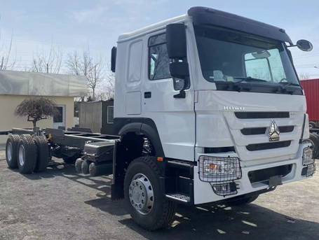 豪沃国三全新9.6米载货车